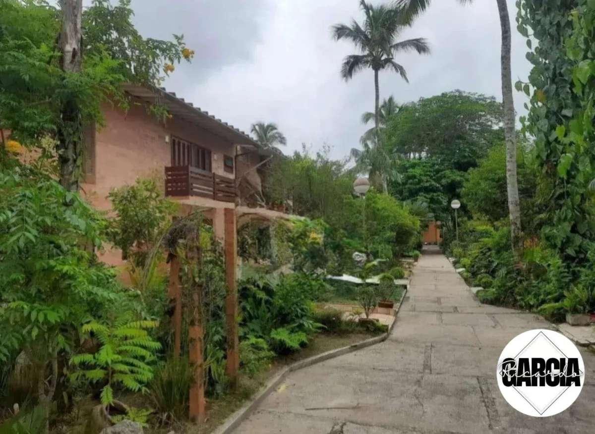 Casa de condomínio à venda, com 3 quartos, 160m²